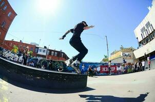 kharkiv, ucrania - 27 de mayo de 2018 patinaje sobre ruedas durante el festival anual de culturas callejeras foto