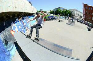 kharkiv, ucrania - 27 de mayo de 2018 patinaje sobre ruedas durante el festival anual de culturas callejeras foto