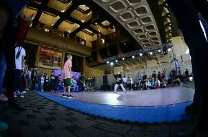 kharkiv, ucrania - 27 de mayo de 2018 batalla de baile en el festival de culturas callejeras. break dance y hip-hop niños y jóvenes foto