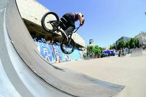 kharkiv, ucrania - 27 de mayo de 2018 ciclistas de bmx freestyle en un skatepark durante el festival anual de culturas callejeras foto