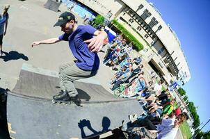 kharkiv, ucrania - 27 de mayo de 2018 patinaje sobre ruedas durante el festival anual de culturas callejeras foto