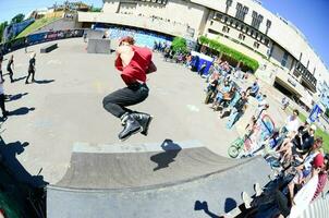 kharkiv, ucrania - 27 de mayo de 2018 patinaje sobre ruedas durante el festival anual de culturas callejeras foto