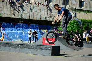 kharkiv, ucrania - 27 de mayo de 2018 ciclistas de bmx freestyle en un skatepark durante el festival anual de culturas callejeras foto