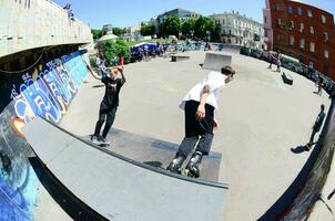 kharkiv, ucrania - 27 de mayo de 2018 patinaje sobre ruedas durante el festival anual de culturas callejeras foto