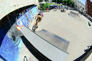 kharkiv, ucrania - 27 de mayo de 2018 ciclistas de bmx freestyle en un skatepark durante el festival anual de culturas callejeras foto