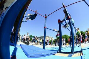 kharkiv, ucrania - 27 de mayo de 2018 espectáculo de entrenamiento callejero durante el festival anual de culturas callejeras foto