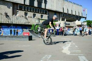 kharkiv, ucrania - 27 de mayo de 2018 ciclistas de bmx freestyle en un skatepark durante el festival anual de culturas callejeras foto