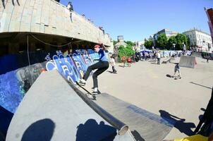 kharkiv, ucrania - 27 de mayo de 2018 concurso de skate en un parque de skate al aire libre durante el festival anual de culturas callejeras foto