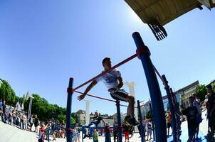 kharkiv, ucrania - 27 de mayo de 2018 espectáculo de entrenamiento callejero durante el festival anual de culturas callejeras foto