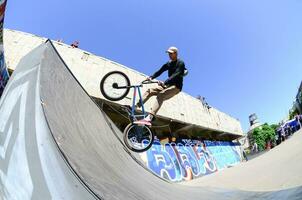 kharkiv, ucrania - 27 de mayo de 2018 ciclistas de bmx freestyle en un skatepark durante el festival anual de culturas callejeras foto