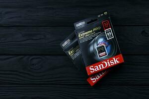 kharkov, ucrania - 12 de enero de 2021 nueva tarjeta de memoria sandisk extreme pro sdhc 32gb para dispositivos de grabación de fotos y videos