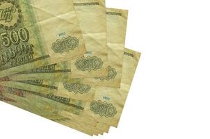 Los billetes de 500 rublos rusos se encuentran en un pequeño grupo o paquete aislado en blanco. maqueta con espacio de copia. negocios y cambio de moneda foto