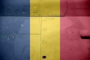 bandera de chad representada en la parte lateral del primer plano de un helicóptero blindado militar. Antecedentes conceptuales de los aviones de las fuerzas armadas. foto