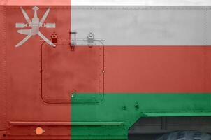 Omán bandera representado en lado parte de militar blindado camión de cerca. Ejército efectivo conceptual antecedentes foto