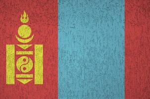 Mongolia bandera representado en brillante pintar colores en antiguo alivio enlucido pared. texturizado bandera en áspero antecedentes foto