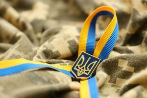 tela de camuflaje militar con rayas ucranianas en cinta foto