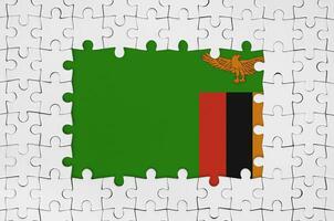 Zambia bandera en marco de blanco rompecabezas piezas con desaparecido central parte foto