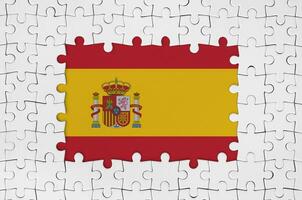 España bandera en marco de blanco rompecabezas piezas con desaparecido central parte foto