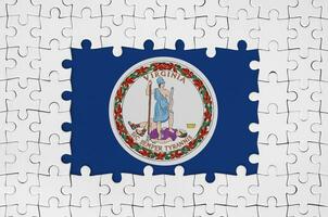 Virginia nosotros estado bandera en marco de blanco rompecabezas piezas con desaparecido central parte foto