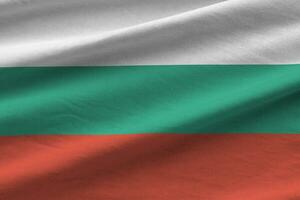 bandera de bulgaria con grandes pliegues ondeando de cerca bajo la luz del estudio en el interior. los símbolos y colores oficiales en banner foto