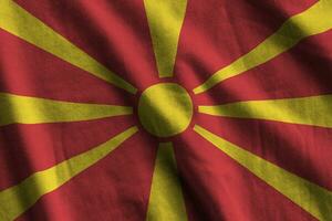 bandera de macedonia con grandes pliegues ondeando de cerca bajo la luz del estudio en el interior. los símbolos y colores oficiales en banner foto
