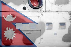 Nepal bandera representado en lado parte de militar blindado helicóptero de cerca. Ejército efectivo aeronave conceptual antecedentes foto