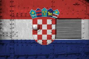 Croacia bandera representado en lado parte de militar blindado tanque de cerca. Ejército efectivo conceptual antecedentes foto