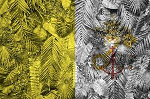Vaticano ciudad estado bandera representado en muchos hojas de monstera palma arboles de moda de moda fondo foto