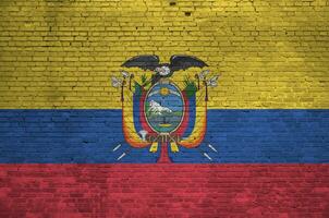 Ecuador bandera representado en pintar colores en antiguo ladrillo pared. texturizado bandera en grande ladrillo pared albañilería antecedentes foto