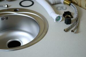 herramientas y grifo de agua listos para instalar fregadero en la encimera foto