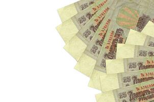 Los billetes de 25 rublos rusos se encuentran aislados en fondo blanco con espacio de copia. fondo conceptual de vida rica foto