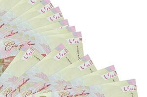 100 billetes de hryvnias ucranianos se encuentran aislados en fondo blanco con espacio de copia apilados en el ventilador de cerca foto