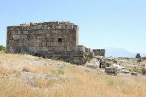 antalya, Turquía - mayo 15, 2021 restos de antiguo ciudad Hierápolis cerca pamukkale, Turquía a soleado día. partes de antiguo histórico edificios con grande bloques foto