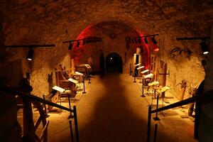 ternopil, Ucrania - agosto 23, 2023 el museo de torturas en territorio de zbarazh antiguo castillo en subterráneo cava foto