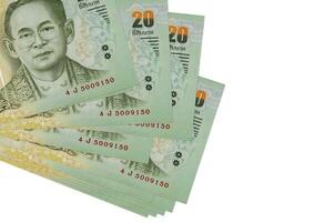 Los billetes de 20 baht tailandeses se encuentran en un pequeño grupo o paquete aislado en blanco. maqueta con espacio de copia. negocios y cambio de moneda foto