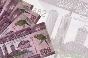 Los billetes de 500 rupias de Sri Lanka se encuentran apilados en el fondo de un gran billete semitransparente. fondo de negocios abstracto foto