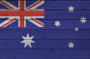 Australia bandera representado en brillante pintar colores en antiguo de madera pared. texturizado bandera en áspero antecedentes foto