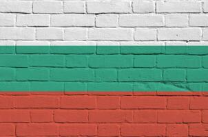 Bulgaria bandera representado en pintar colores en antiguo ladrillo pared. texturizado bandera en grande ladrillo pared albañilería antecedentes foto