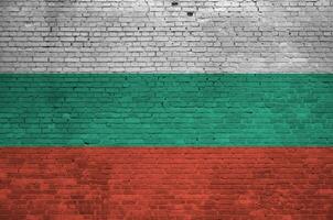 Bulgaria bandera representado en pintar colores en antiguo ladrillo pared. texturizado bandera en grande ladrillo pared albañilería antecedentes foto