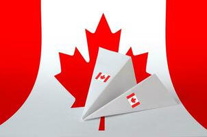 Canadá bandera representado en papel origami avión. hecho a mano letras concepto foto