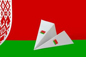 bielorrusia bandera representado en papel origami avión. hecho a mano letras concepto foto