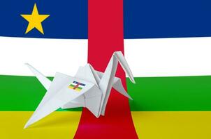 central africano república bandera representado en papel origami grua ala. hecho a mano letras concepto foto