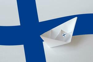 Finlandia bandera representado en papel origami Embarcacion de cerca. hecho a mano letras concepto foto