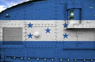Honduras bandera representado en lado parte de militar blindado tanque de cerca. Ejército efectivo conceptual antecedentes foto