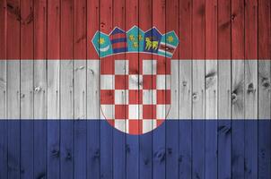 Croacia bandera representado en brillante pintar colores en antiguo de madera pared. texturizado bandera en áspero antecedentes foto