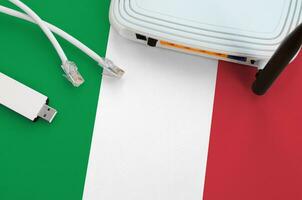 Italia bandera representado en mesa con Internet rj45 cable, inalámbrico USB Wifi adaptador y enrutador Internet conexión concepto foto