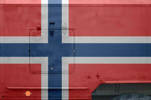 Noruega bandera representado en lado parte de militar blindado camión de cerca. Ejército efectivo conceptual antecedentes foto