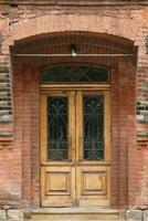 antigua textura de puerta de madera antigua en estilo medieval europeo foto