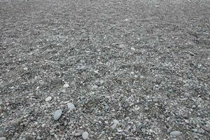 textura de guijarros de la playa del banco de la orilla del mar foto