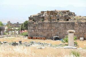 antalya, Turquía - mayo 15, 2021 restos de antiguo ciudad Hierápolis cerca pamukkale, Turquía a soleado día. partes de antiguo histórico edificios con grande bloques foto